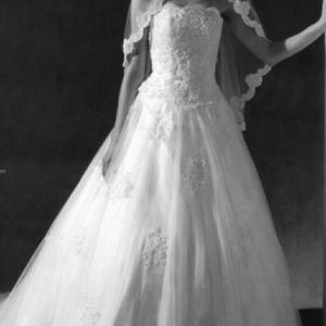 Oleg Cassini wedding gown,w veils, crown and more!